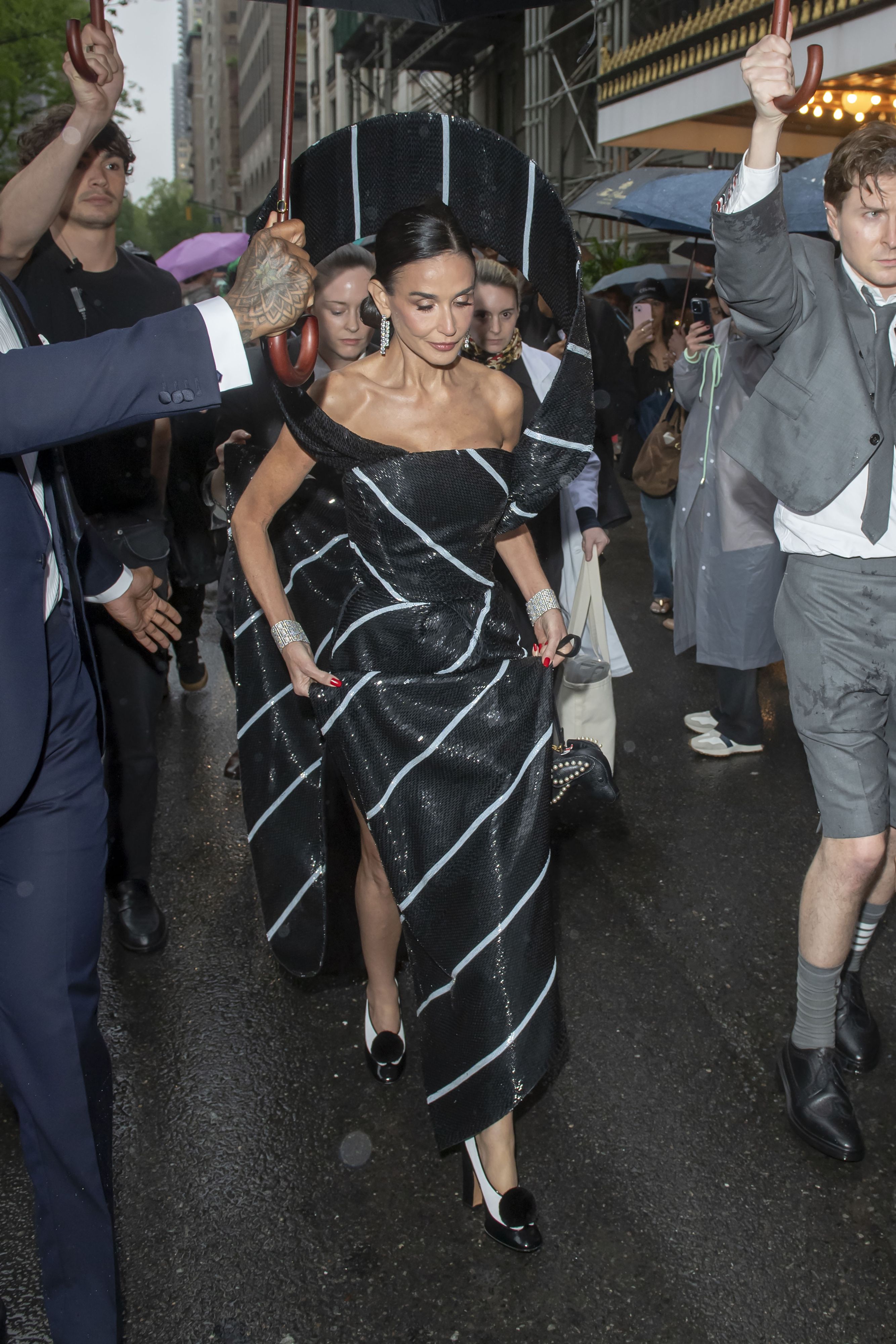 Cum au apărut vedetele la Met Gala 2025. Madonna a defilat cu un trabuc în mână, iar Kim Kardashian a atras toată atenția
