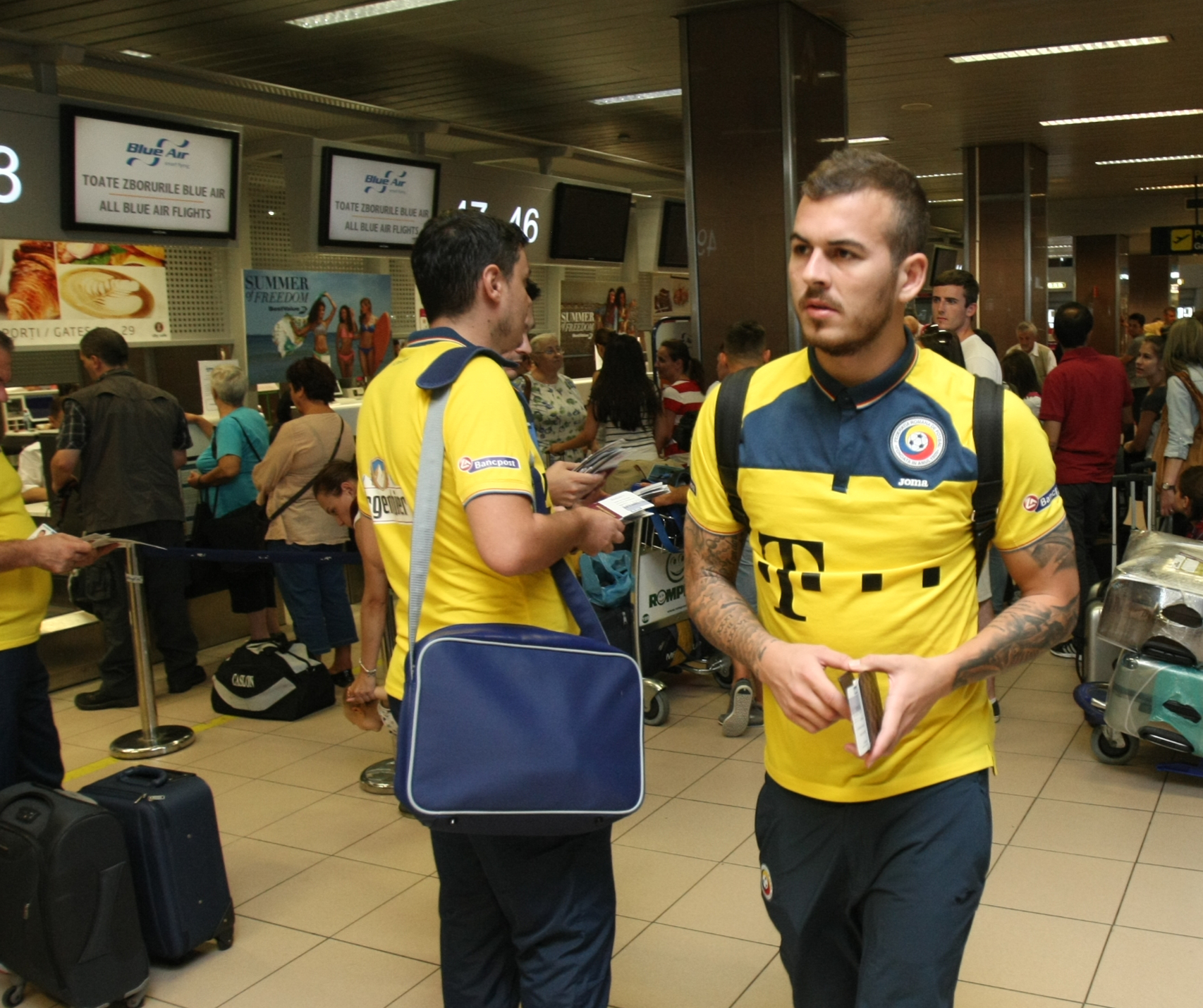 PRELIMINARIILE EURO 2016, UNGARIA - ROMÂNIA (vineri, ora 21.45, TVR 1) / Selecționerul Anghel Iordănescu a renunțat la supersitiții și ^a lăsat femei în avionul care i-a transportat pe tricolori la Budapesta, pentru mare meci cu rivalii istorici / GALERIE FOTO