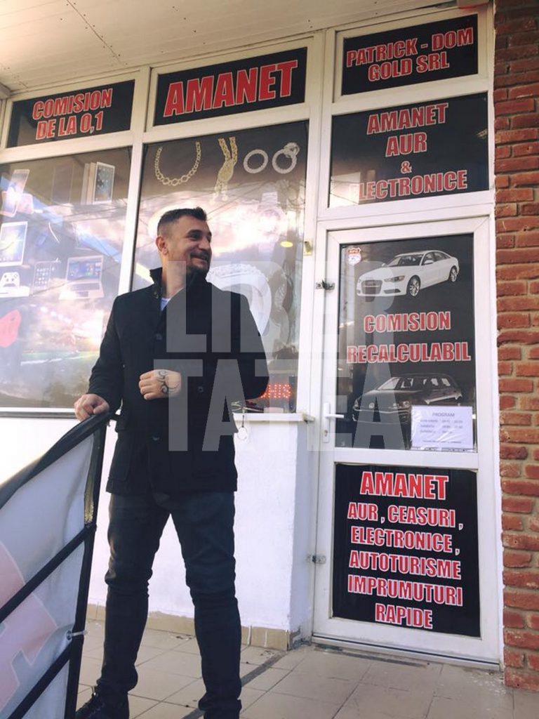 FOTO EXCLUSIV/ A fost campion mondial de arte marțiale, acum e angajat la o casă de amanet din centrul Capitalei.  Marius Tiță e ”vedeta ringului”, dar nu-i e rușine să muncească!