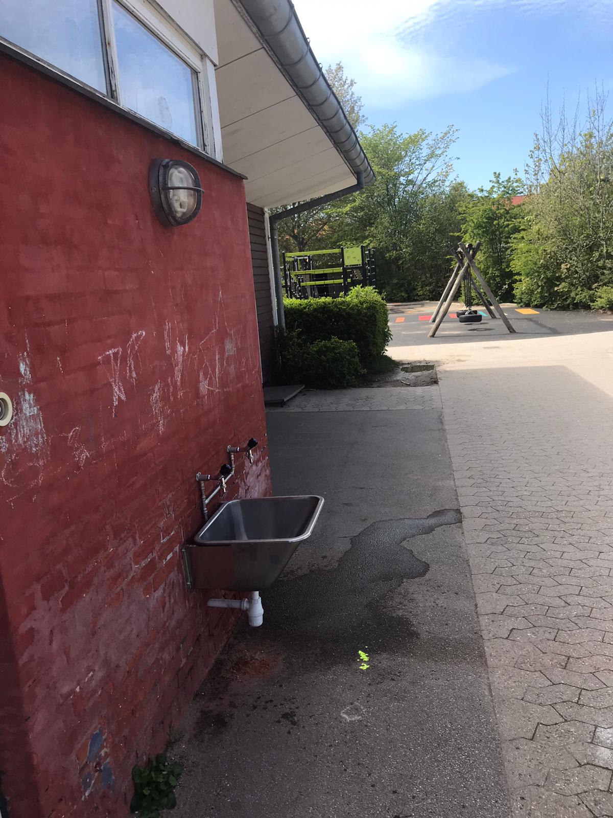O româncă din Danemarca povestește cum s-a organizat reluarea cursurilor: copiii, împărțiți în grupe cu nume de culori, iar “galbenul” nu se întâlnește cu “verdele”