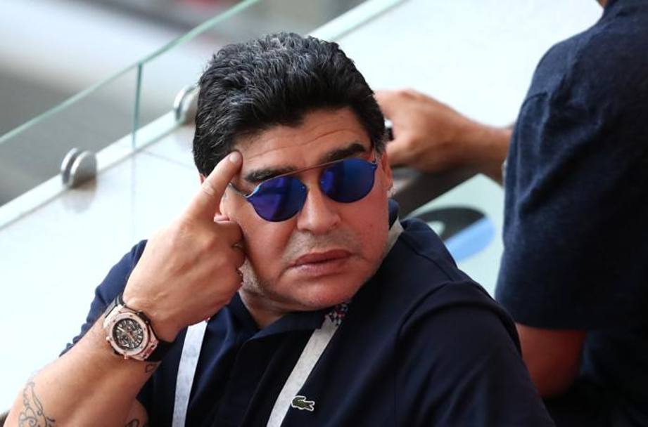 Reacțiile lui Diego Maradona din timpul meciului Franța - Argentina 4-3. La final, a pus tunurile pe selecționer / GALERIE FOTO