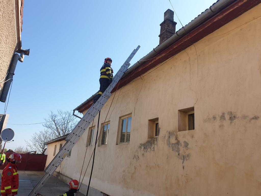 Incendiu la o şcoală din județul Arad. Elevii și profesorii au fost evacuați