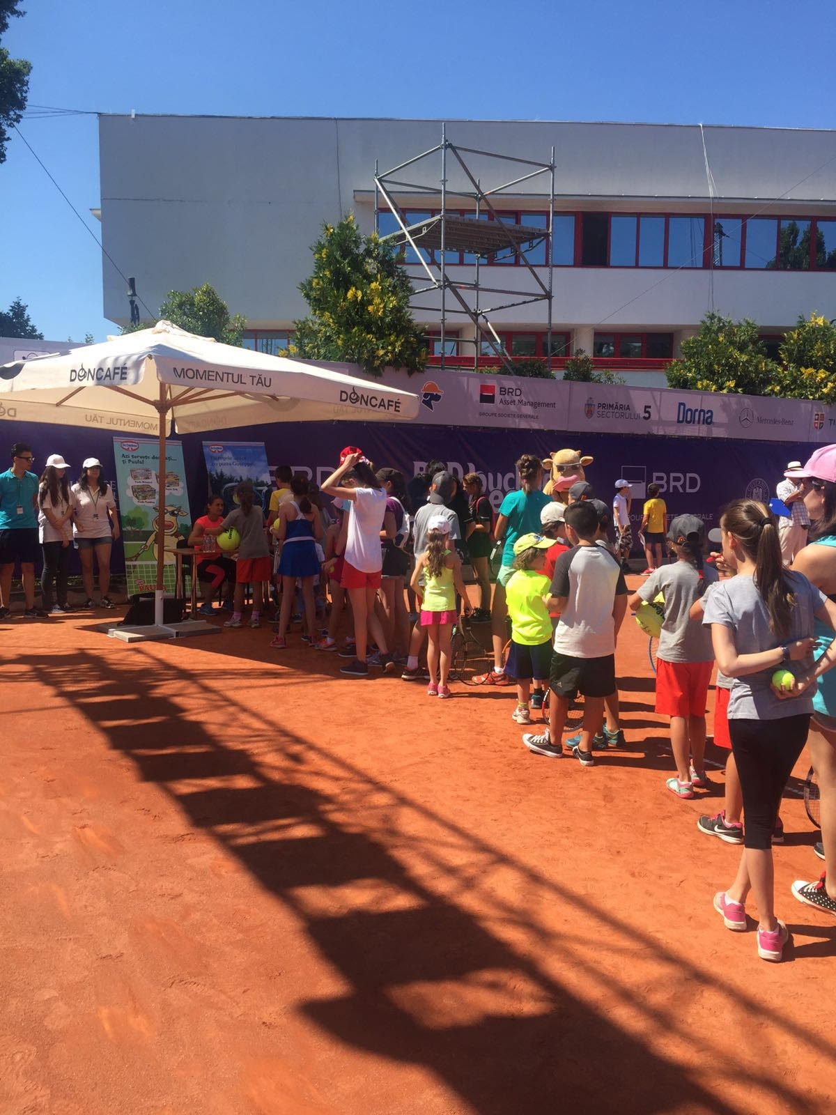 Openul de tenis al României. Simona Halep a dat autografe la foc automat, la ”Kids Day”. O nuntă a perturbat calificările de sâmbătă / FOTO&VIDEO