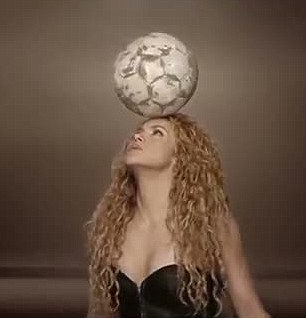 Shakira l-a luat pe Pique în videoclipul pentru Mondiale