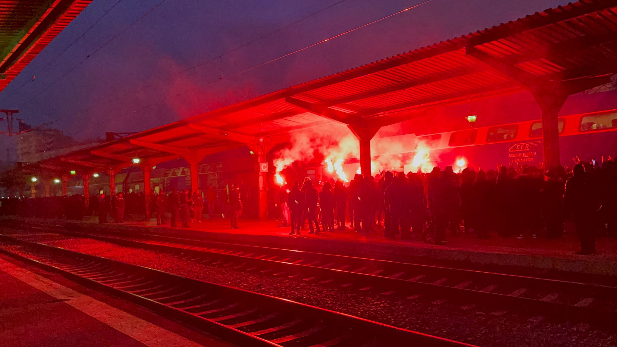 Ultrașii Petrolului au dat cu fumigene în Gara de Nord, înainte de meciul cu Rapid. FOTO