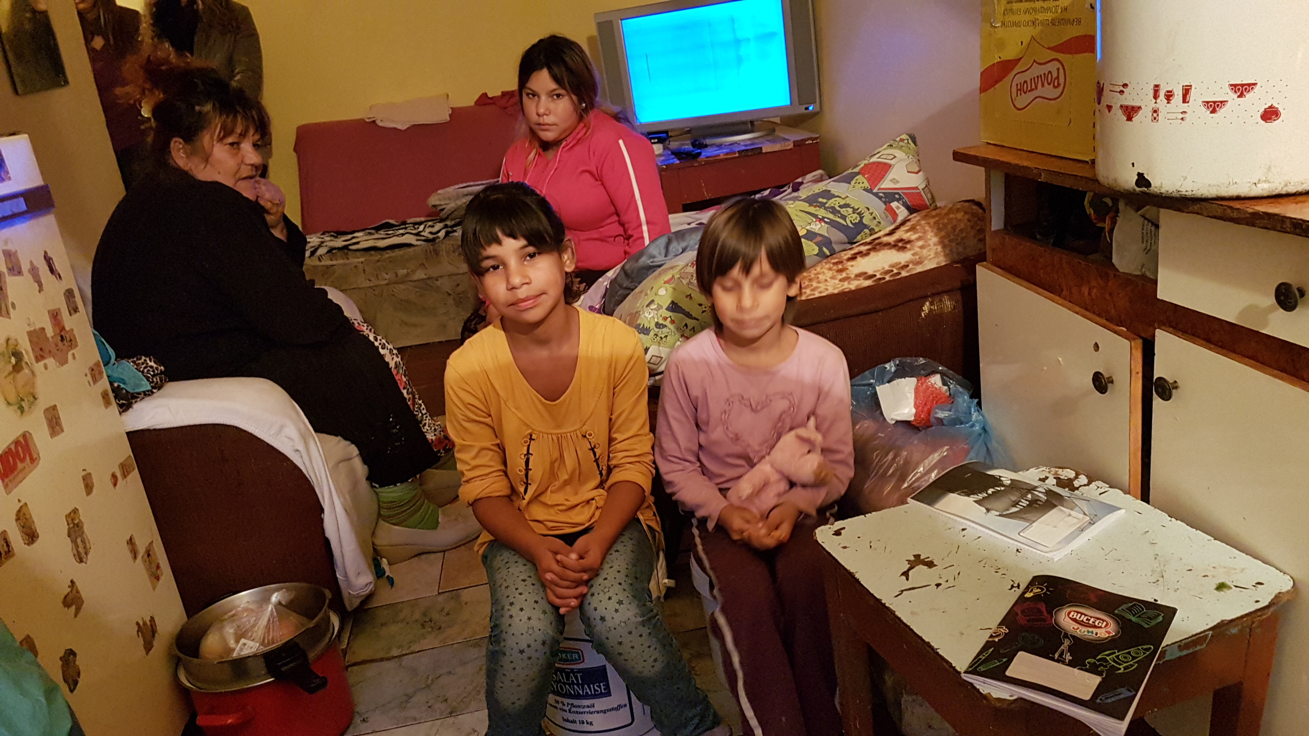 Părăsiți de mamă, cei patru copii trăiesc din pensia bunicii și își fac temele pe un scaun, stând pe două găleți GALERIE FOTO