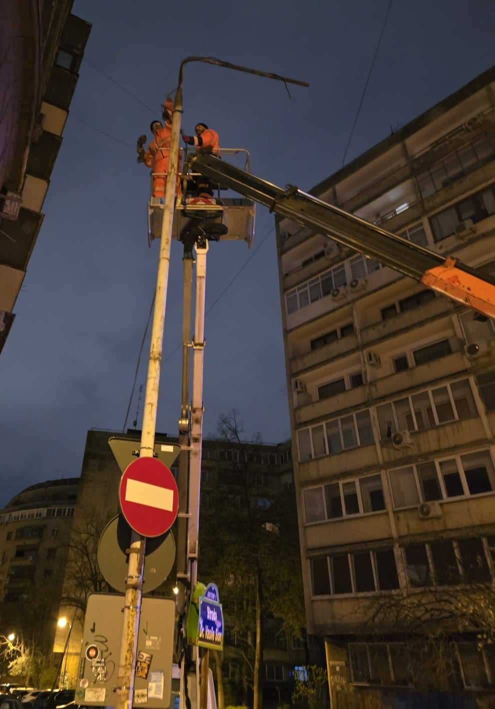 Primăria București demontează stâlpii de iluminat vechi. Ciprian Ciucu: „Nu înțeleg cum de nu i-a văzut nimeni”