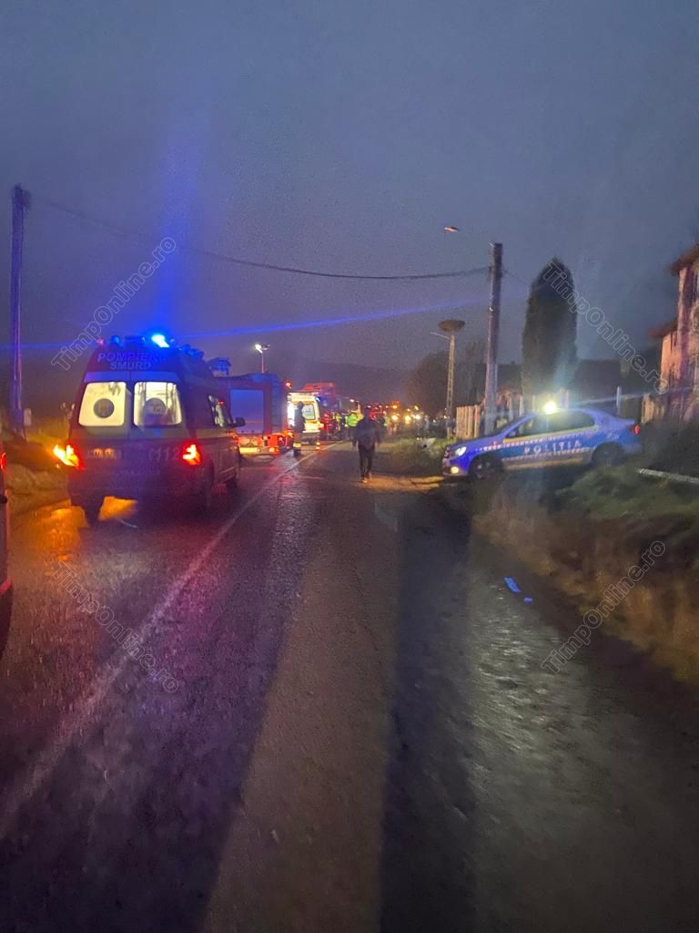 O persoană a murit și 14 au fost rănite, după ce o cisternă cu motorină s-a ciocnit cu un microbuz, în Bistriţa-Năsăud
