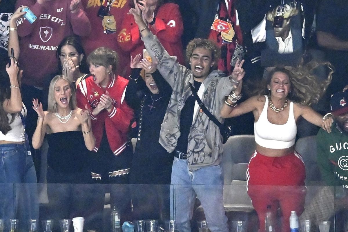 Taylor Swift și-a sărutat iubitul, pe jucătorul Travis Kelce, pe teren, după ce Kansas City Chiefs a câștigat Super Bowl 2024