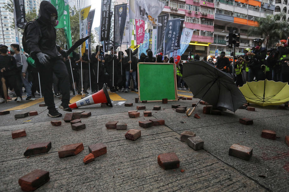 De Revelion, la Hong Kong s-au ciocnit cocktailuri Molotov