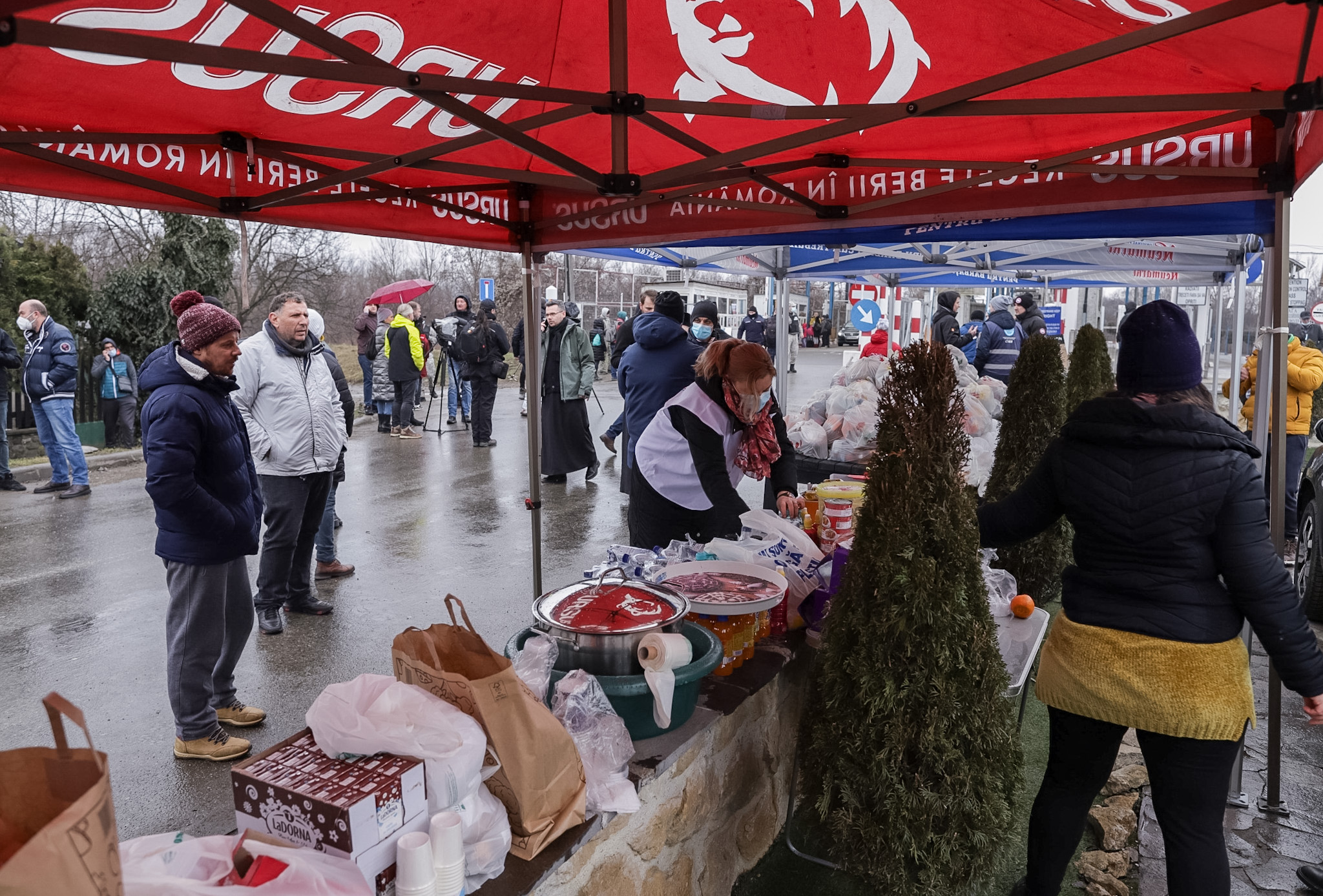 „Azi-noapte au lăsat să treacă și câțiva bărbați care aveau soțiile deja în România”. Ce se întâmplă la vama Sighetu Marmației