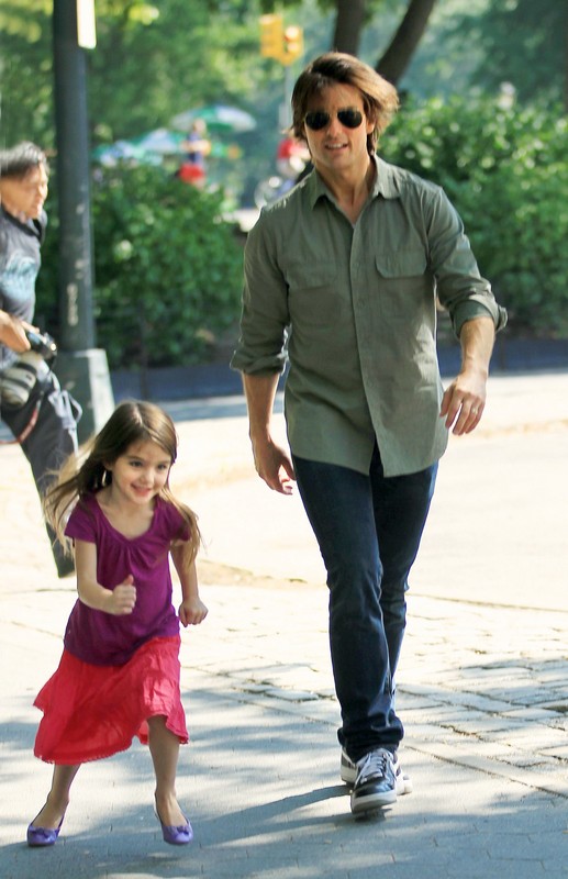 Suri Cruise, transformată total la 17 ani. Ce pensie alimentară plătește Tom Cruise pentru fiica lui