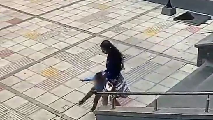 Copil de trei ani, bătut crunt de mătușa sa pe stradă. Totul a fost înregistrat | FOTO