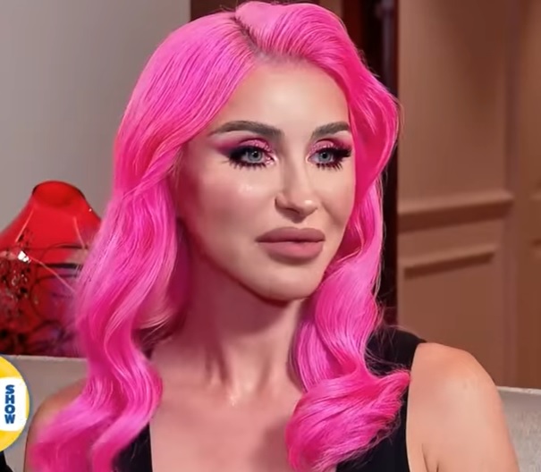 Cum au apărut Anastasia Soare și fiica ei în România. Norvina a atras atenția cu părul roz și cu declarațiile despre mama ei: „Foarte mândră sunt de ea”