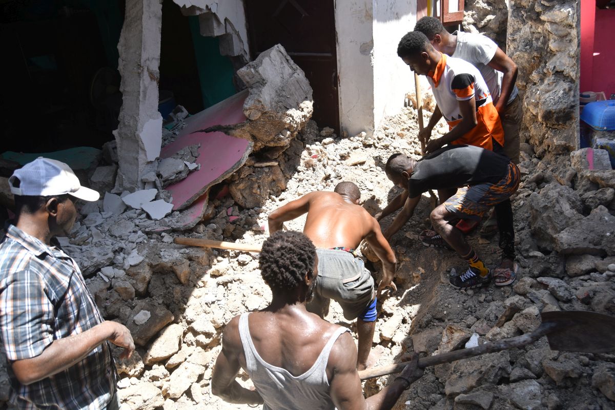 După seismul soldat cu peste 1.900 de morți, Haiti se confruntă cu vreme extremă. „Au pierdut totul și acum stau în apă”