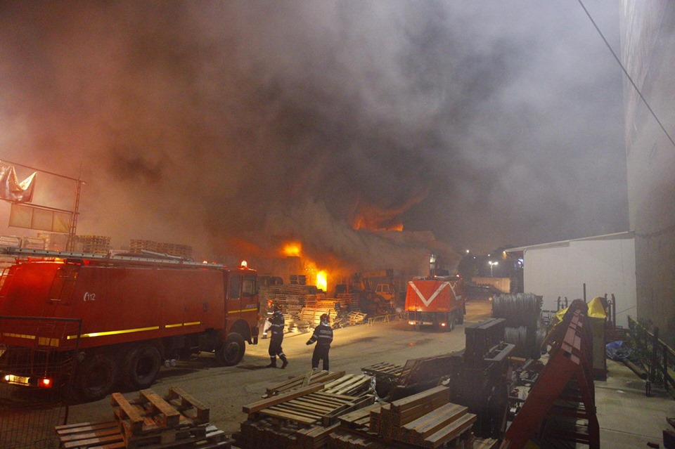 Incendiul la un depozit de pe șoseaua Fundeni din București a fost stins. Locuitorii, avertizați prin Ro-Alert