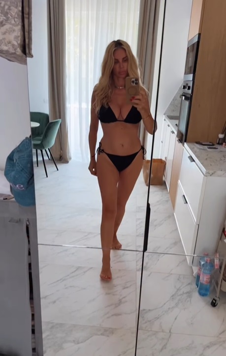 Imagini îndrăznețe cu Andreea Bănică într-o rochie complet transparentă. Artista și-a lăsat toate formele la vedere