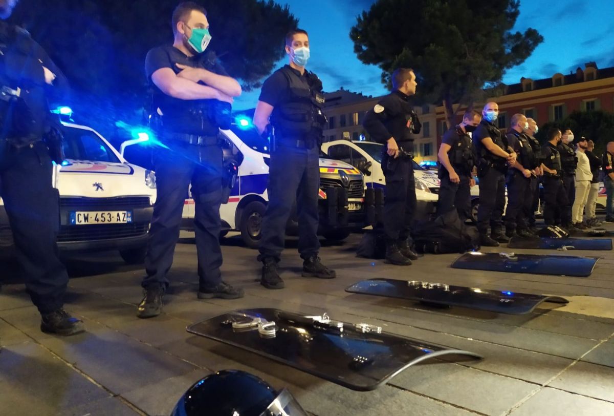 De ce și-au aruncat polițiștii francezi cătușele pe jos. Proteste în toată Franța: “Fără poliție, fără pace”
