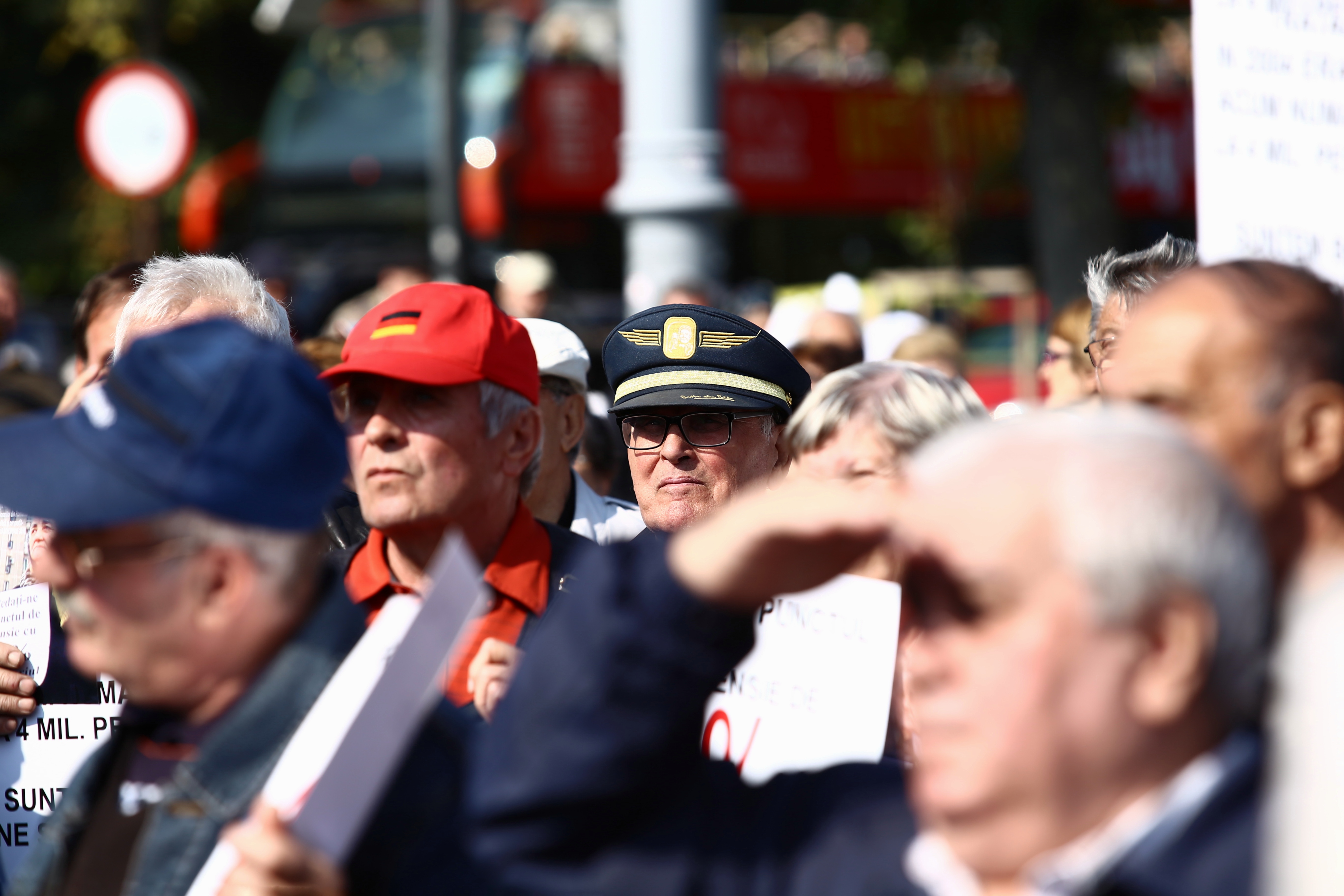 Pensionarii protestează în fața Guvernului, din cauza legii pensiilor