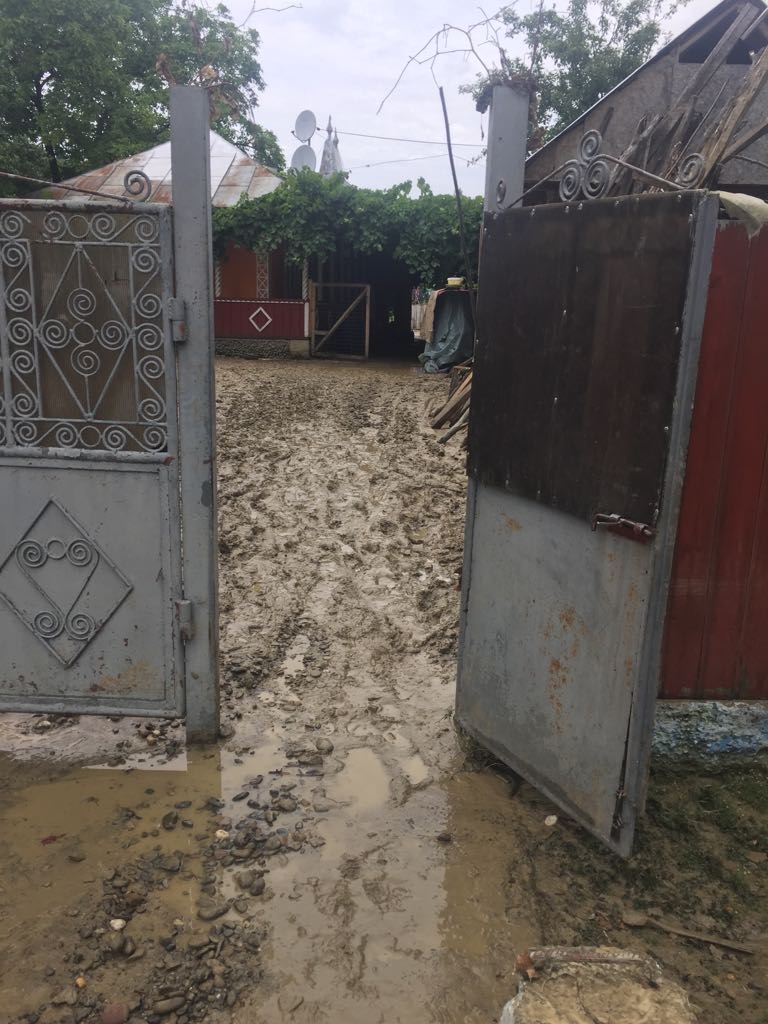 FOTO&VIDEO/ Zece locuințe inundate într-un sat din Vaslui. Oamenii s-au urcat în podurile caselor pentru a se salva