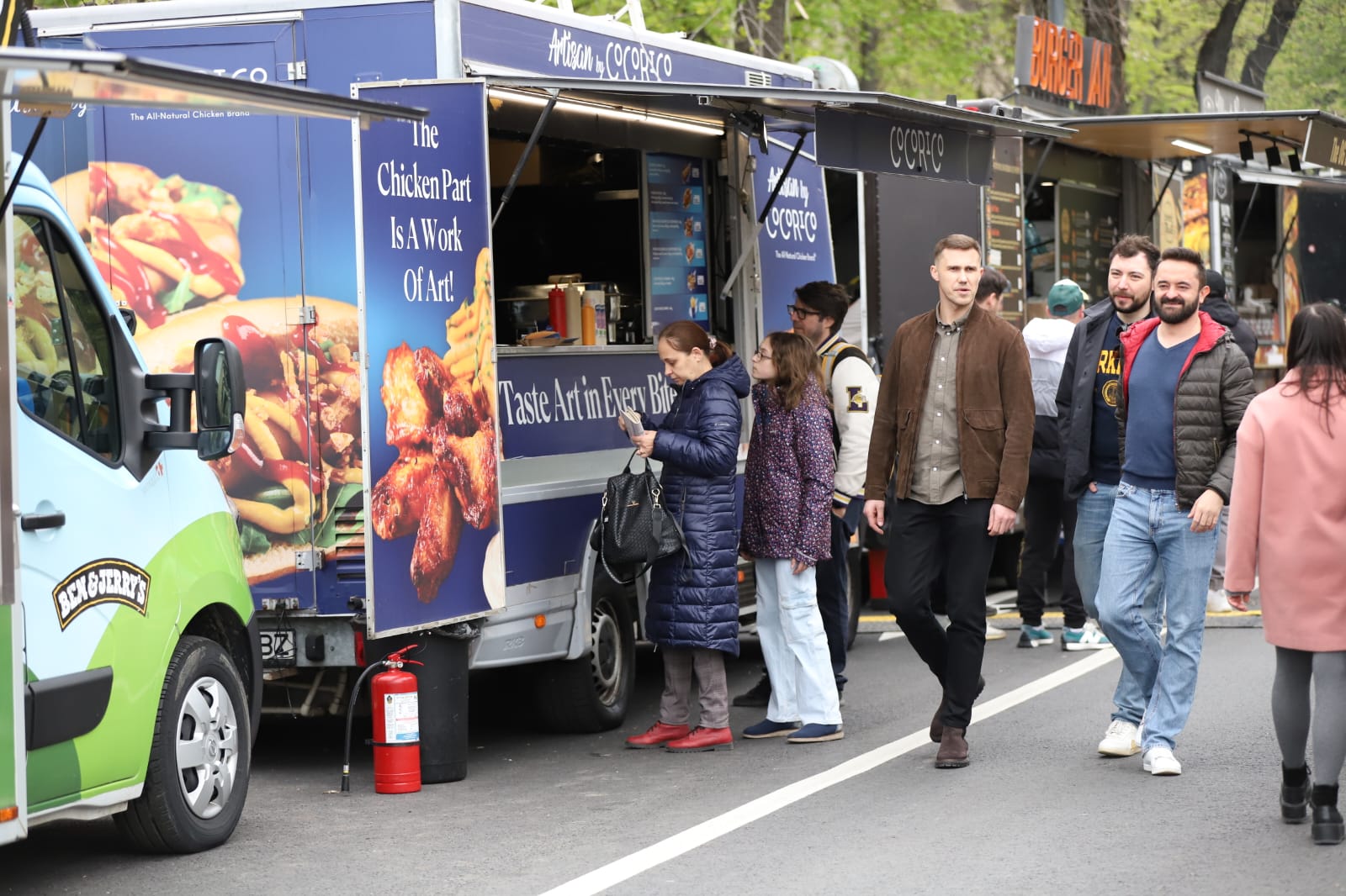 Bucharest Street Food Festival a început. Ce găsiți pe Bulevardul Kiseleff: de la burgeri la paella, plus dulciuri pentru toate gusturile