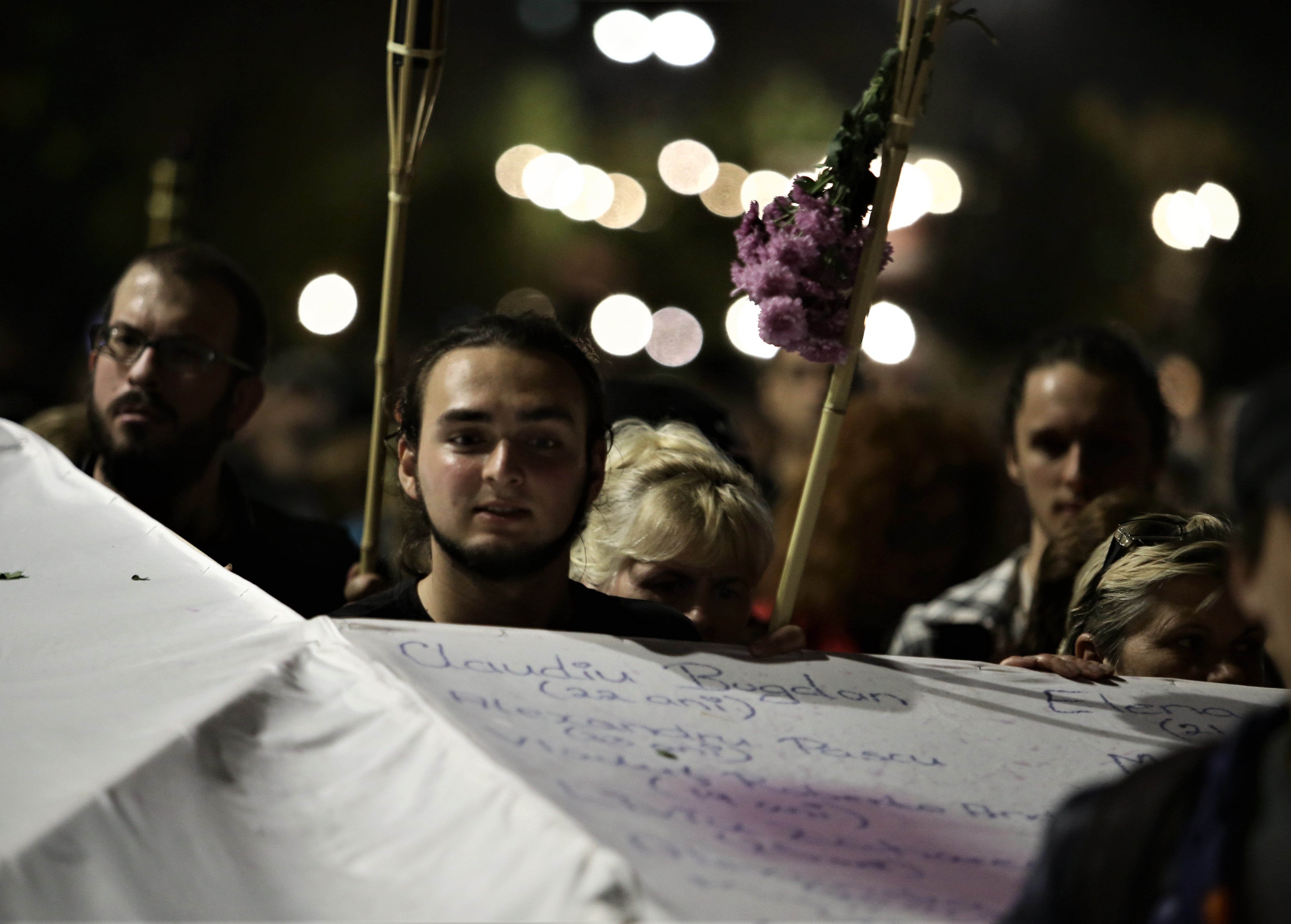 FOTO&VIDEO / Marșul chitarelor, pe muzica durerii. Sute de oameni au adus un omagiu celor care au murit în Colectiv. Părinții și-au înăbușit durerea: „Vrem să se facă dreptate”