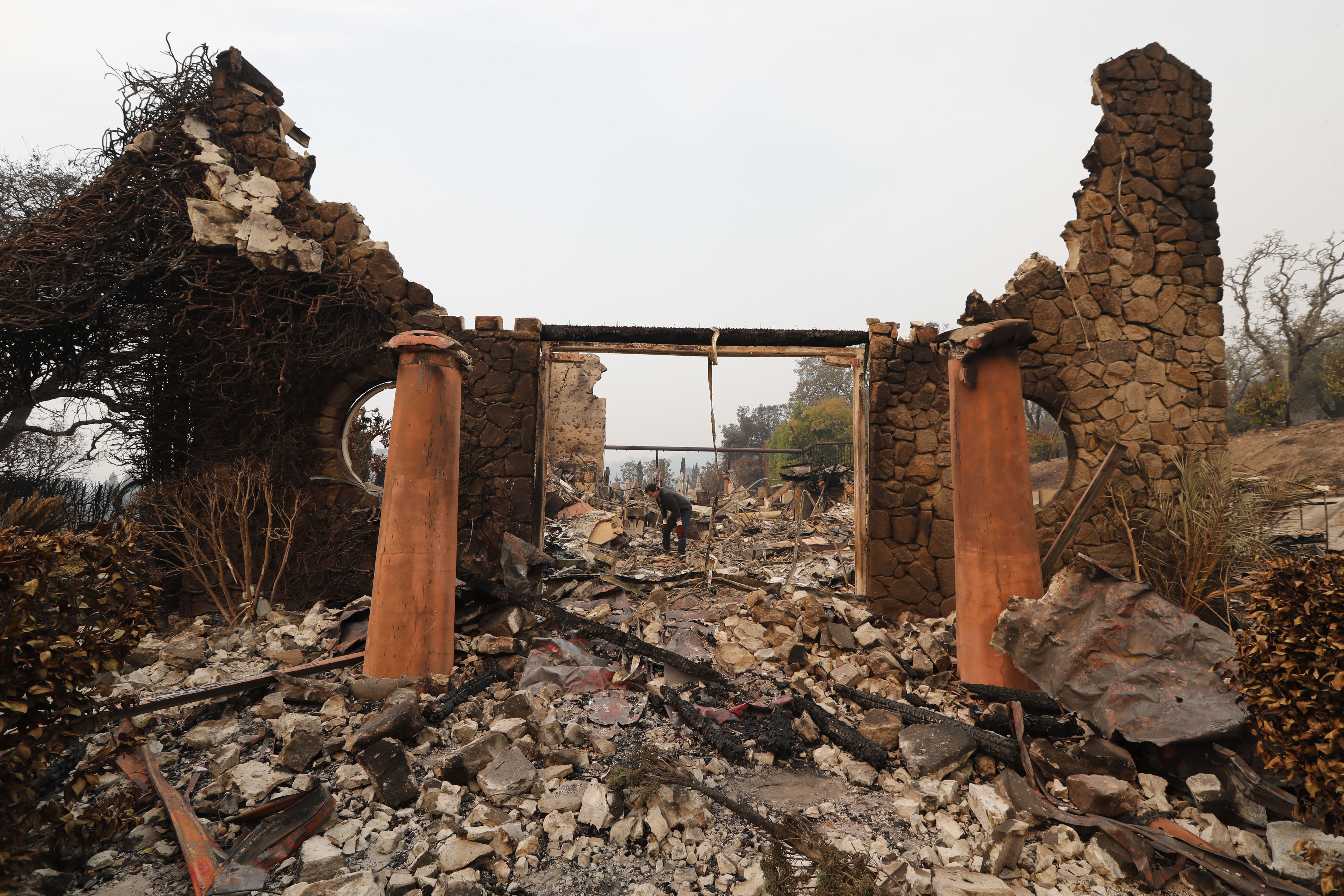 GALERIE FOTO| Incendii devastatoare în California. Cel puțin 23 de persoane au murit, mii de case și terenuri au fost distruse de foc