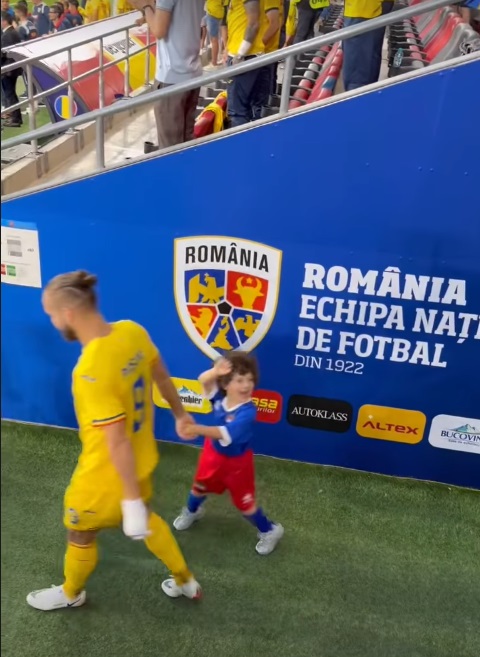 Nepotul lui Victor Pițurcă, pe teren la deschiderea meciului România - Liechtenstein. Cristina Ich s-a mândrit cu apariția băiețelului ei