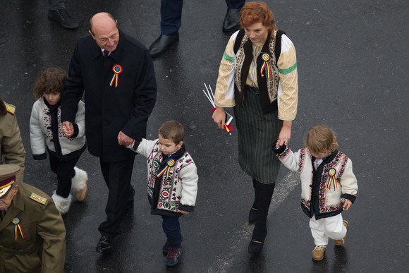 Traian Băsescu la parada de 1 decembrie. A venit cu toți nepoții după el | FOTO