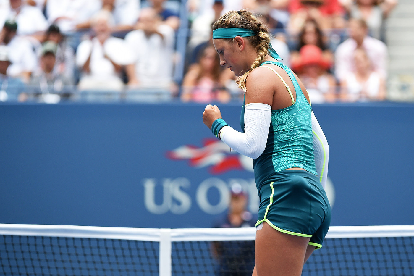 Superperformanţă realizată de Simona Halep, care a învins-o pe Victoria Azarenka, în trei seturi, şi s-a calificat în semifinalele de la US Open. Românca a condus ostilităţile în primul set, l-a cedat pe cel secund, dar a fost formidabilă în decisiv. Meciul a fost întrerupt o oră în ultimul act din cauza ploii. Simona a egalat performanţa Irinei Spârlea din 1997 / LIVE BLOG & SUPERGALERIE FOTO