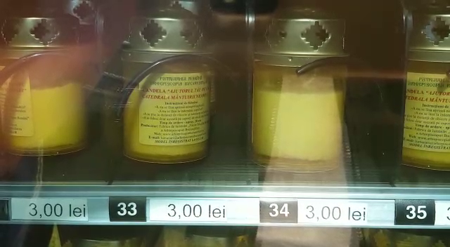 VIDEO/Automat cu lumânări și tămâie la intrarea într-un cimitir din Prahova. Inițiativa aparține preotului unei parohii din Câmpina