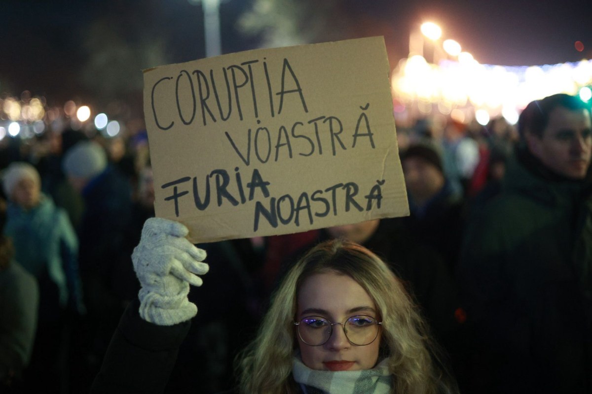 Nou protest în Piața Victoriei din București. Câteva mii de oameni au cerut demisia șefei Curții Supreme, Lia Savonea, pentru neregulile din justiție, în a patra zi consecutivă