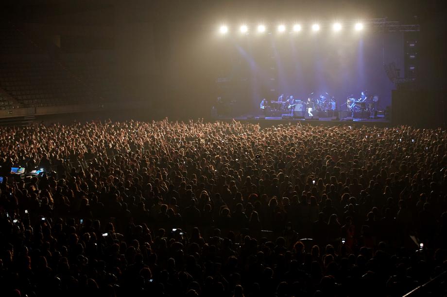 Imagini incredibile: 5.000 de oameni, în aceeași sală, la un concert-test în pandemie