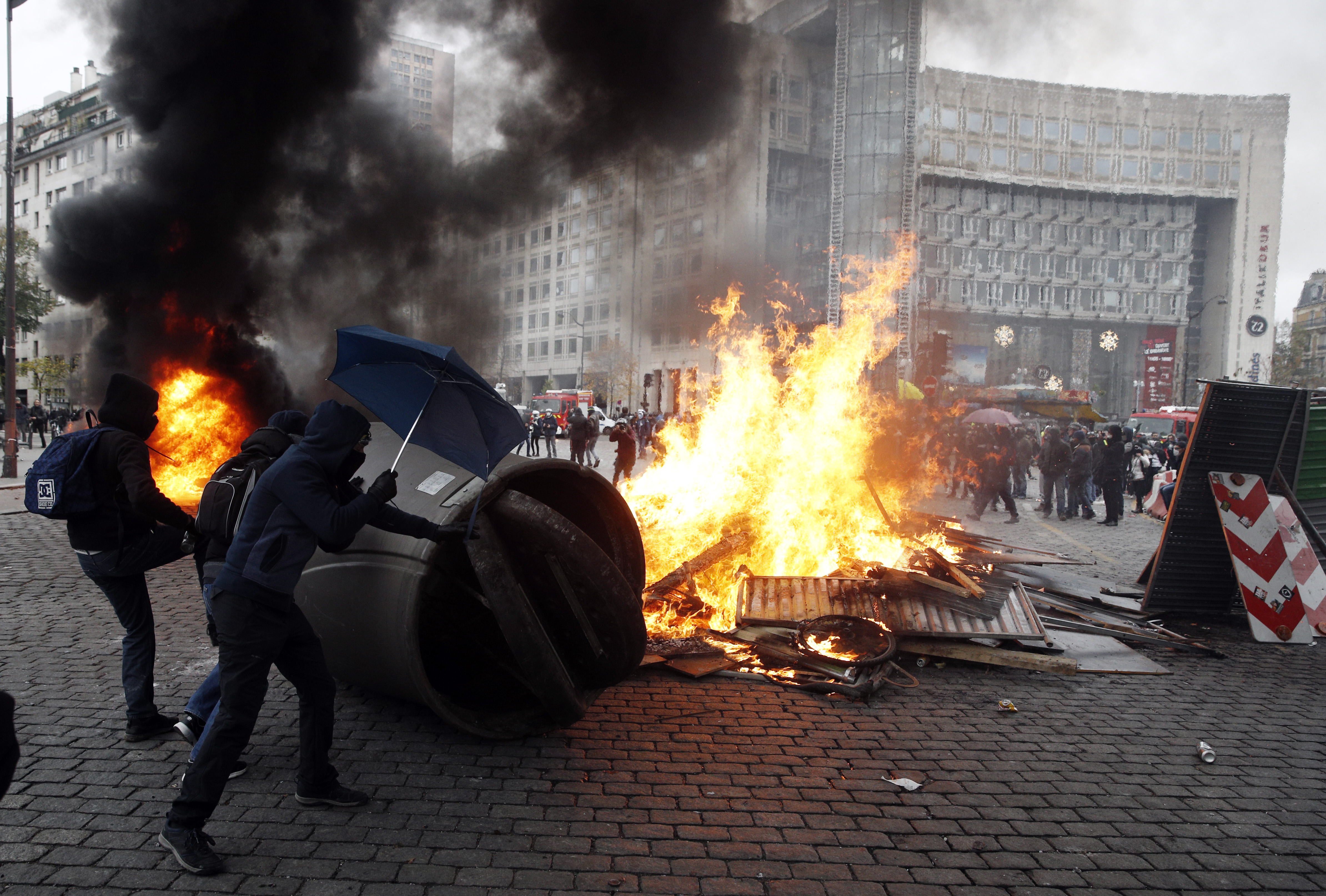 UPDATE | Noi violențe la Paris, la aniversarea unui an de la protestele „Vestelor Galbene”. Polițiștii au folosit gaze lacrimogene și au reținut peste 100 de persoane