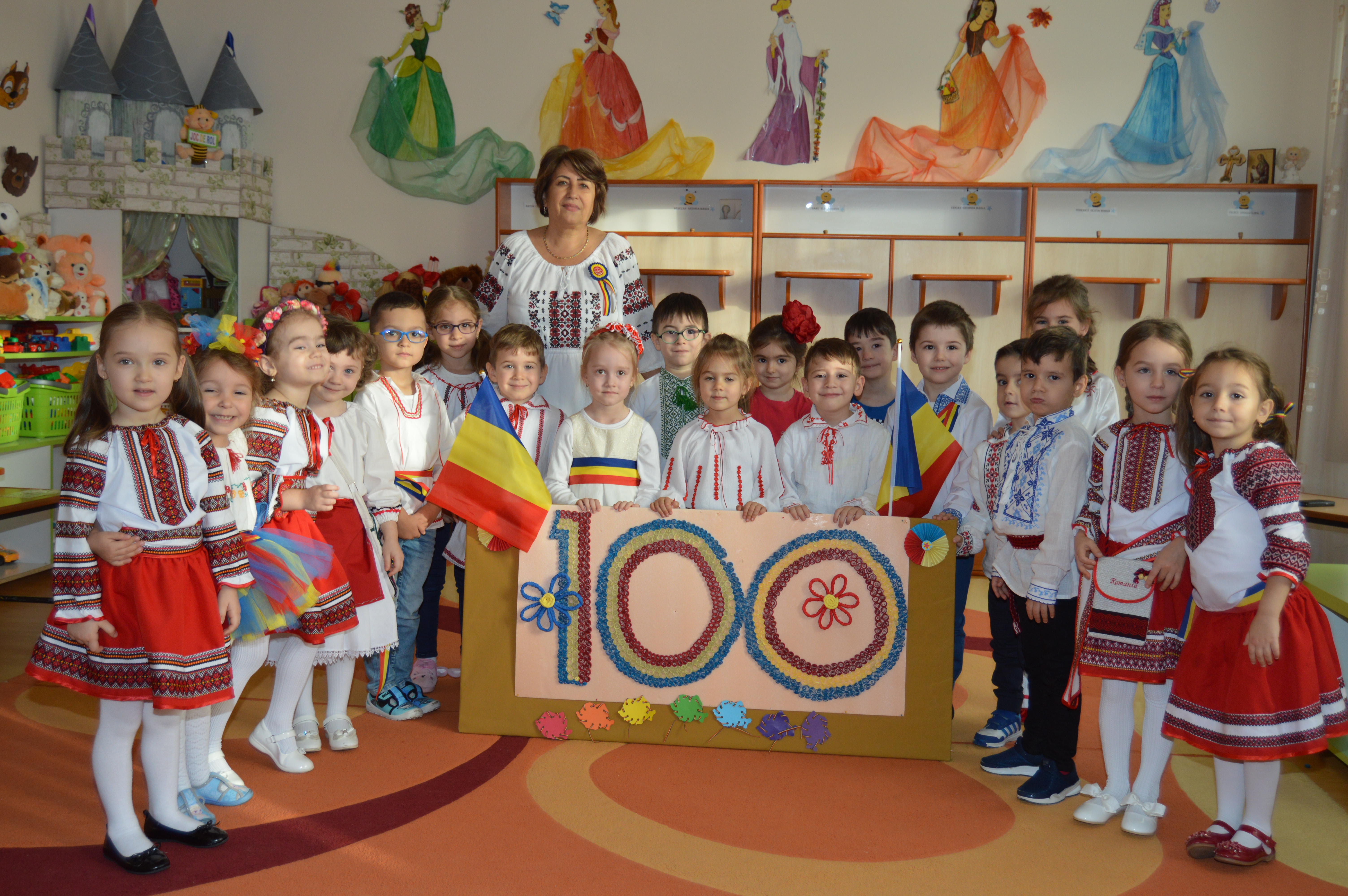 GALERIE FOTO/ Zeci de mii de elevi și cadre didactice din județul Vaslui au îmbrăcat costumele naționale. Mobilizarea a fost fără precedent în istoria județului