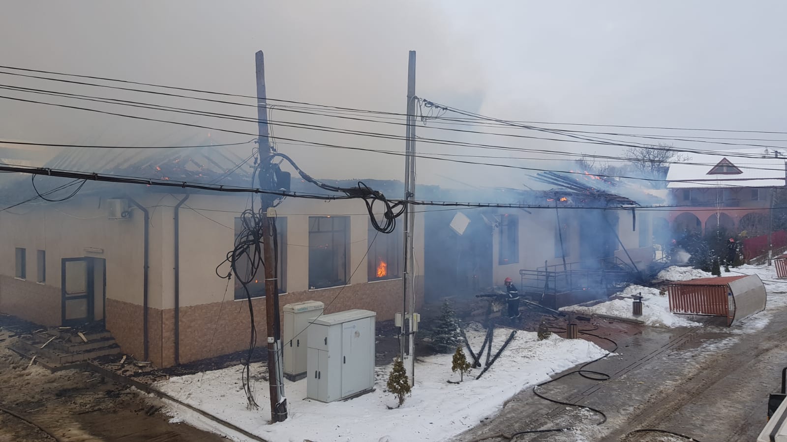 VIDEO&FOTO/ Incendiu puternic în localitatea vrânceană Fitionești. Primăria a fost cuprinsă de flăcări, iar angajații au reușit să iasă înaintea sosirii pompierilor