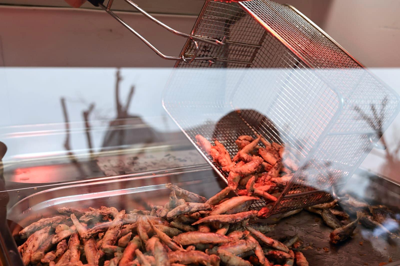 Borș pescăresc și mici din pește sub privirile bucureștenilor. Cât a ajuns să coste un kilogram de cozonac la târgul pescăresc de Florii