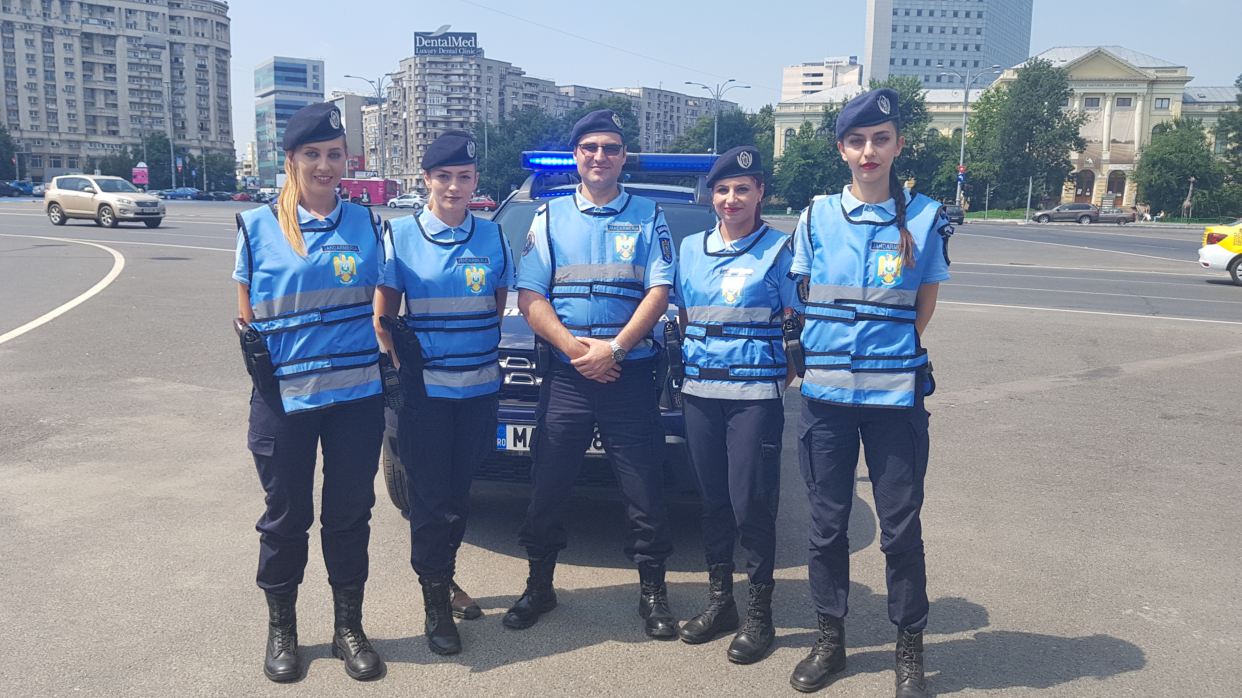Jandarmeriţele care luptă cu vorba, nu cu scutul, în prima linie la proteste şi manifestări publice