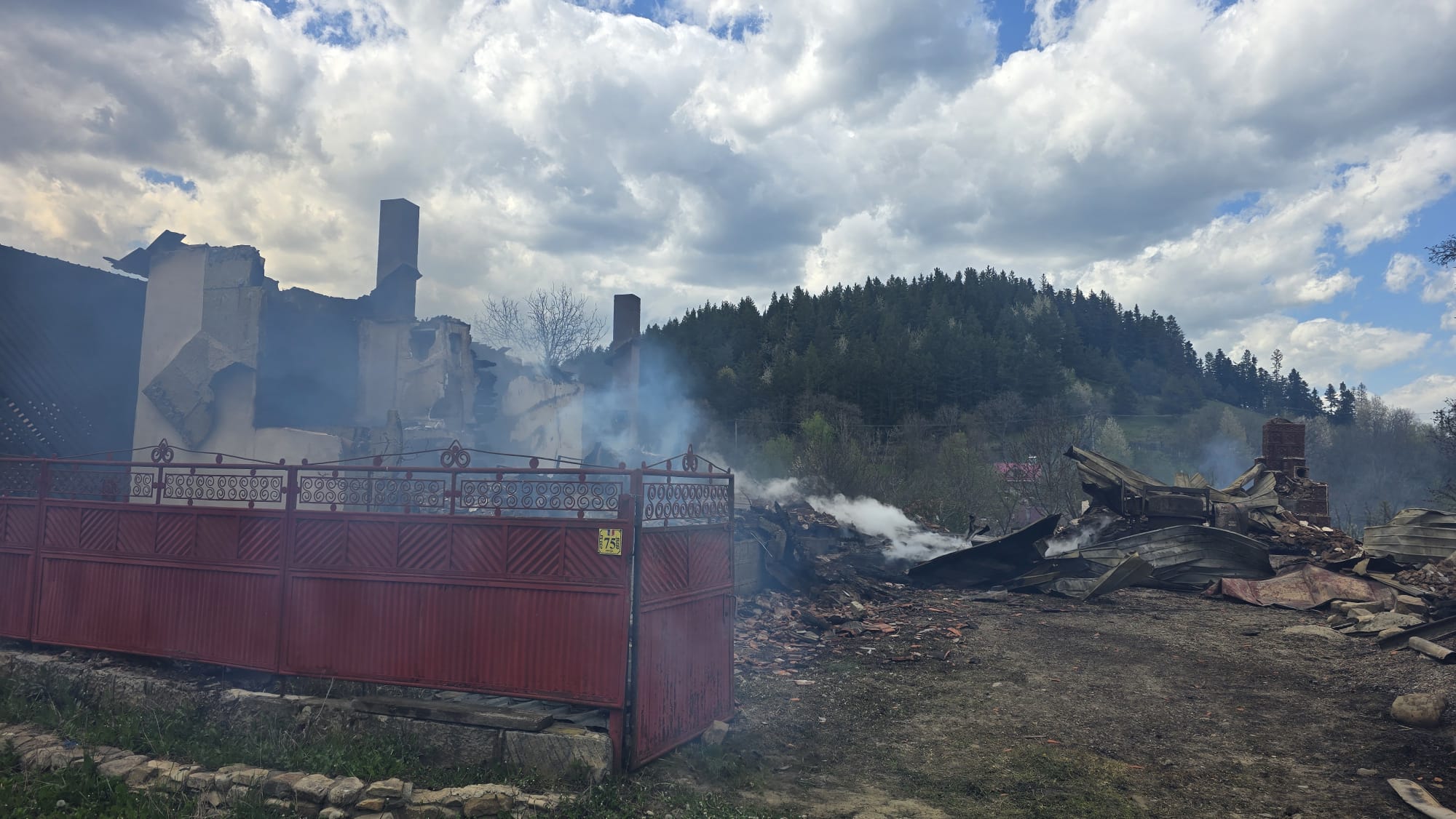 Noi imagini cu dezastrul lăsat în urmă de incendiul devastator din Soveja, în Vrancea: „Situația este critică"