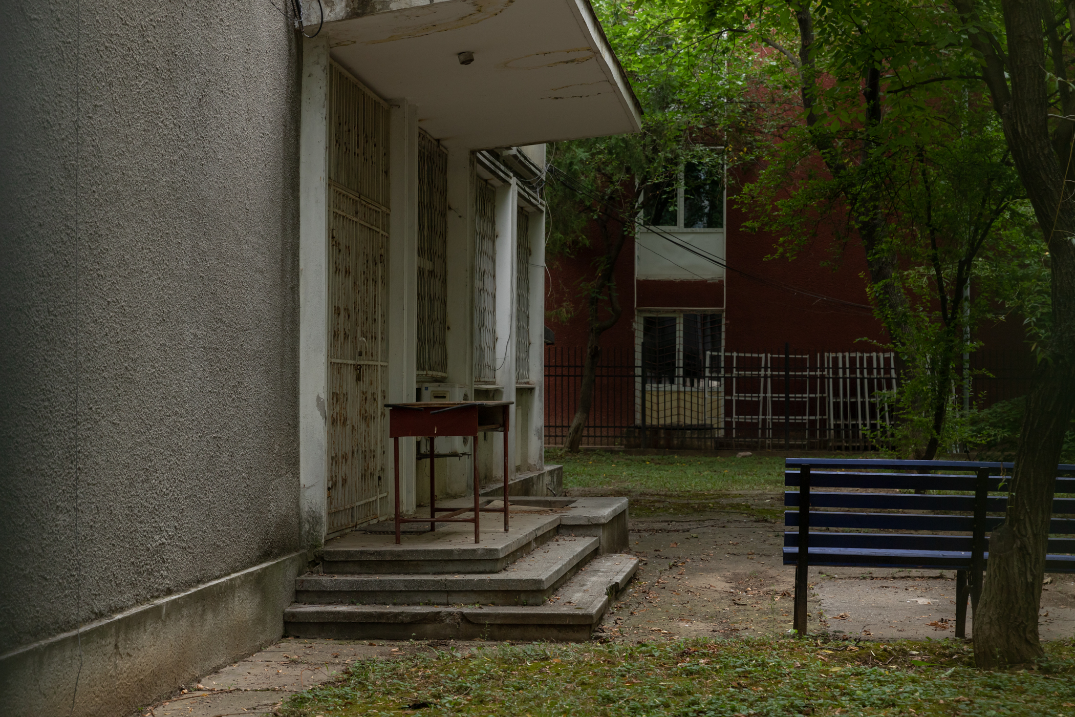 Mii de elevi din sectorul 4, mutați de primărie „temporar” în alte locații, pentru consolidări care nu au început nici după 2 ani