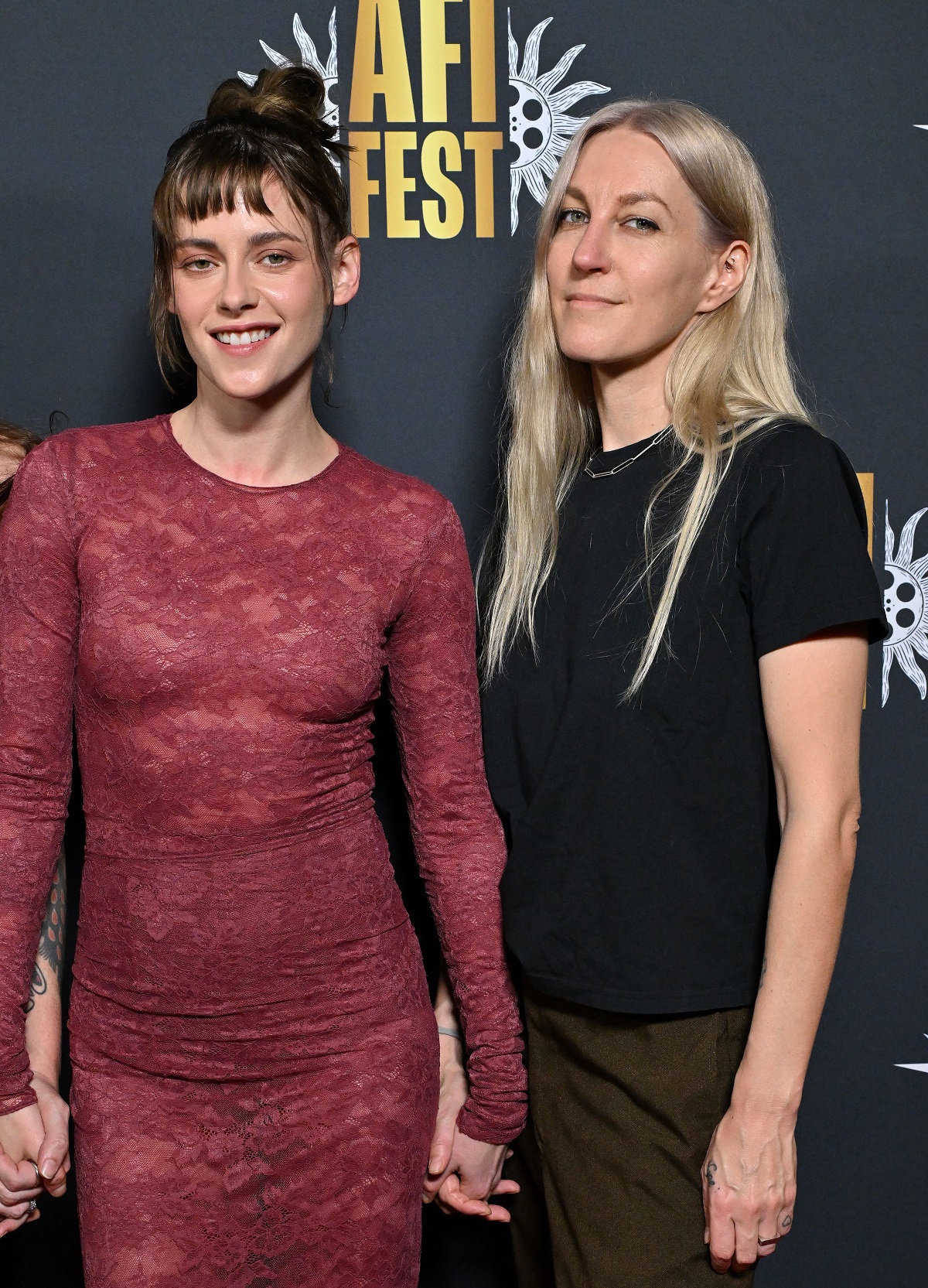 Cum e căsnicia actriței Kristen Stewart cu Dylan Meyer, soția ei scenaristă: „Există putere în numere”