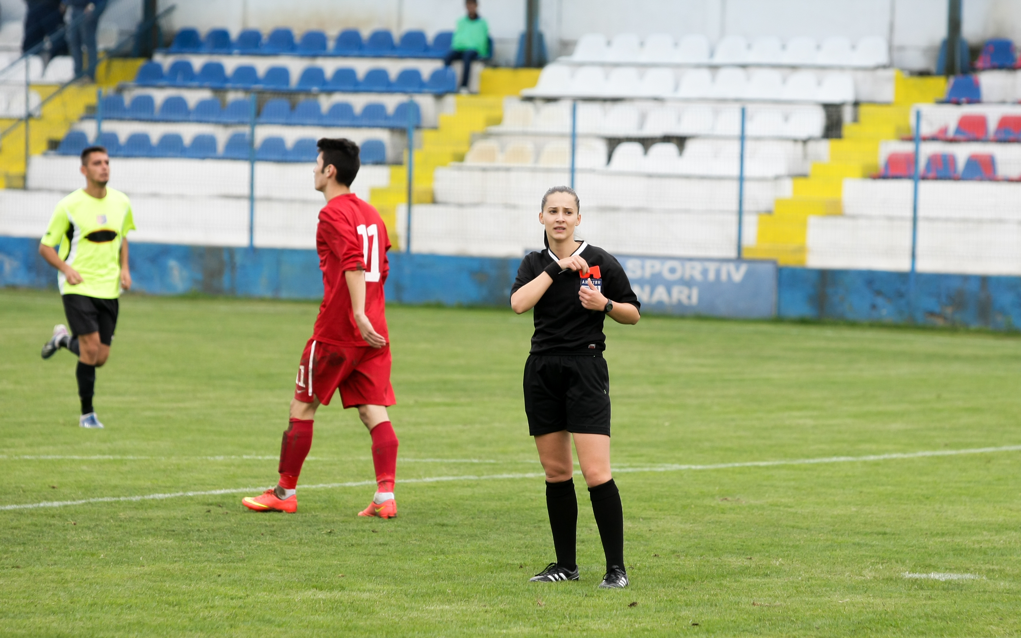 ”Vai de capul vostru!”. Trei arbitre care vor pe lista FIFA, față-n față cu atmosfera de la un meci de Liga III