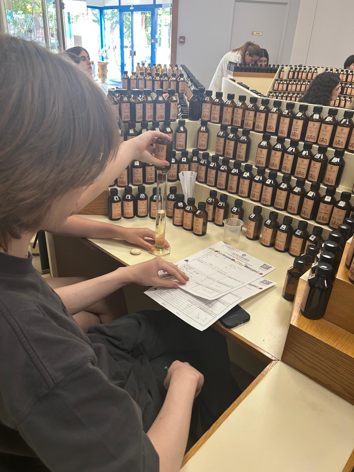 Românca Anesia Dican, între cei 200 de parfumieri ai lumii. Lucrează la Galimard, cea mai veche casă din Grasse, capitala mondială a miresmelor: „Are 1.000 de mirosuri. Nu alcool, nu tutun, nu condimente! Din 200, 40 sunt în Franța, 38 aici”. Ce parfumuri recomandă
