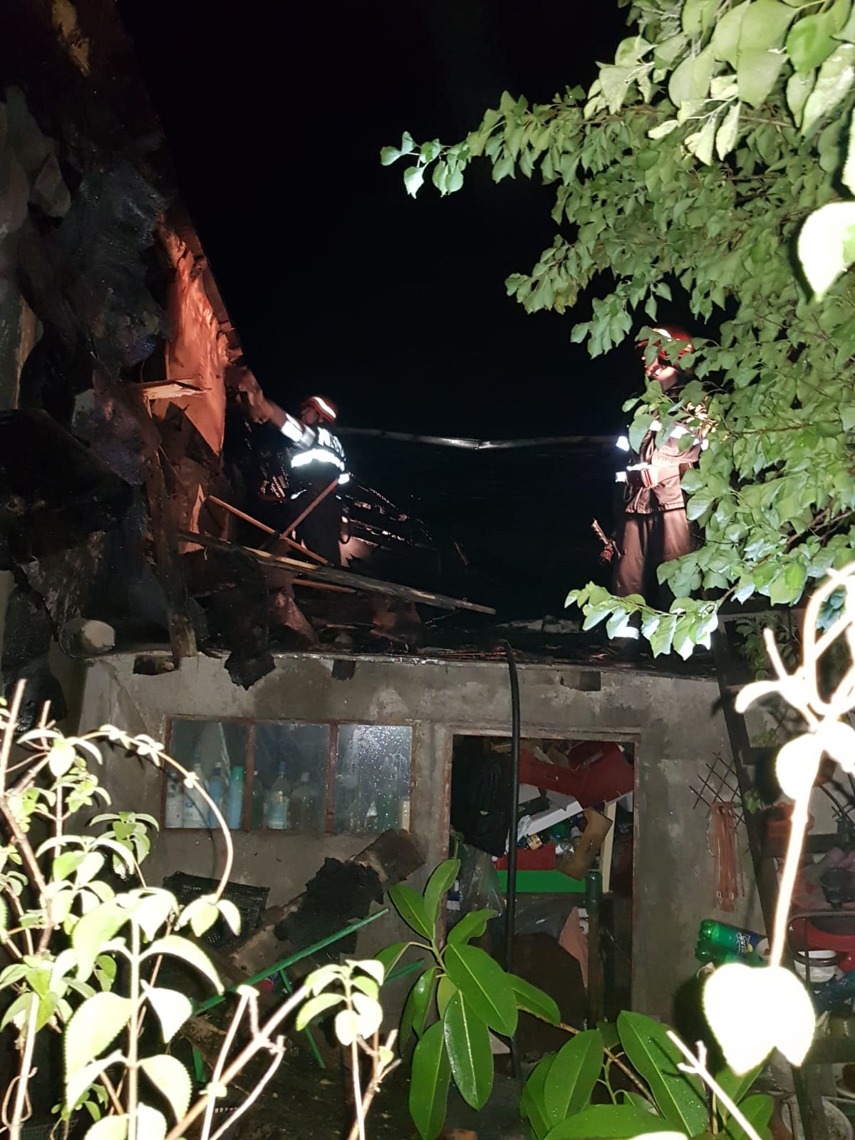 FOTO/ Incendiul din Brăila care a mistuit cinci case a fost provocat de un scurtcircuit. Doi oameni au ajuns la spital intoxicați cu fum
