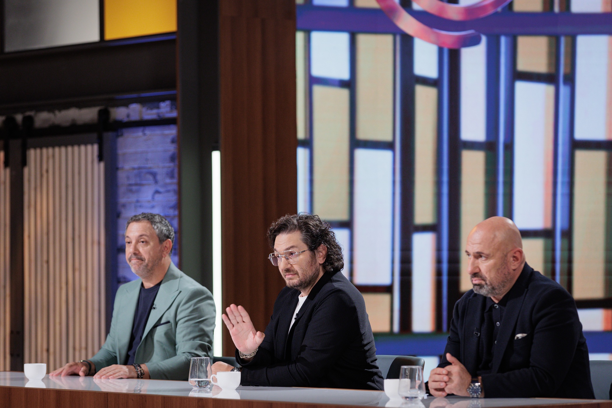 Moment neașteptat la MasterChef 2025. Câinele unui concurent va da verdictul înaintea chefilor: „Nu mai gustăm! Dacă mâncarea ta nu o mănâncă nici câinii…”