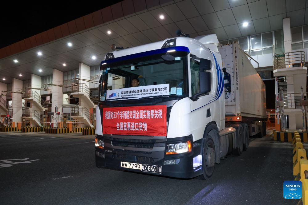 A 24-tonne shipment of apples from South Africa cleared customs in Shenzhen as the first batch under the new terms. (Xinhua/Mao Siqian)
