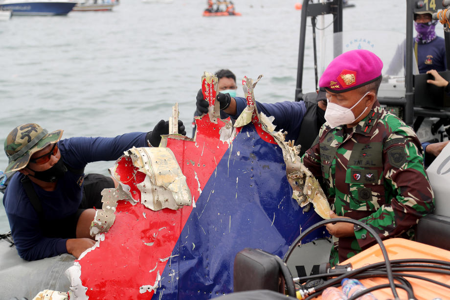 Misiune cumplită pentru scafandrii din Indonezia trimiși la locul prăbușirii avionului. Echipele de salvare au scos din mare haine de copii