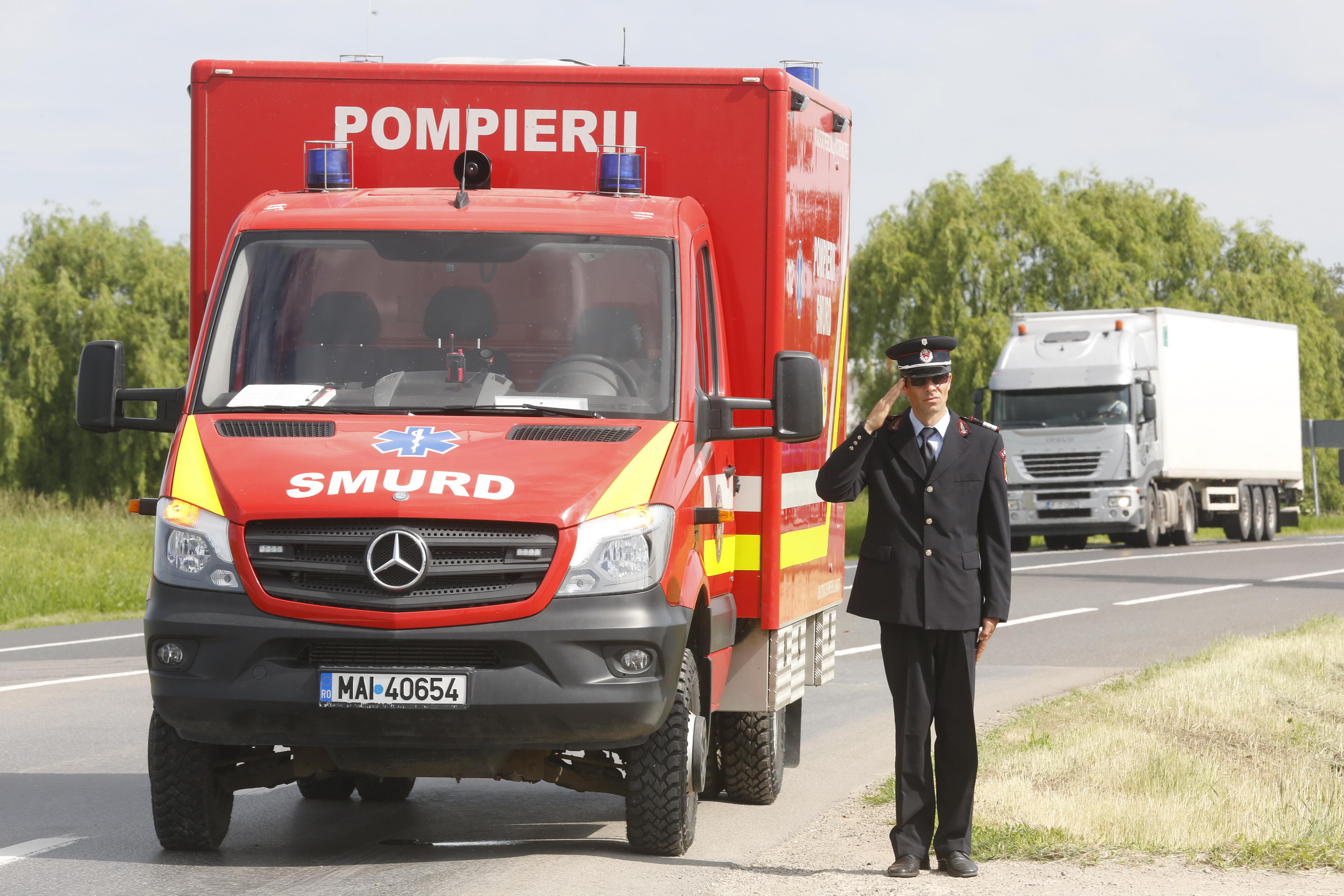 15 ani de la tragedia de la Mihăilești. Rudele celor care și-au pierdut viața și supraviețuitorii au aprins o lumânare la locul accidentului: “Este greu și după 15 ani și cred că va fi greu și după 20”