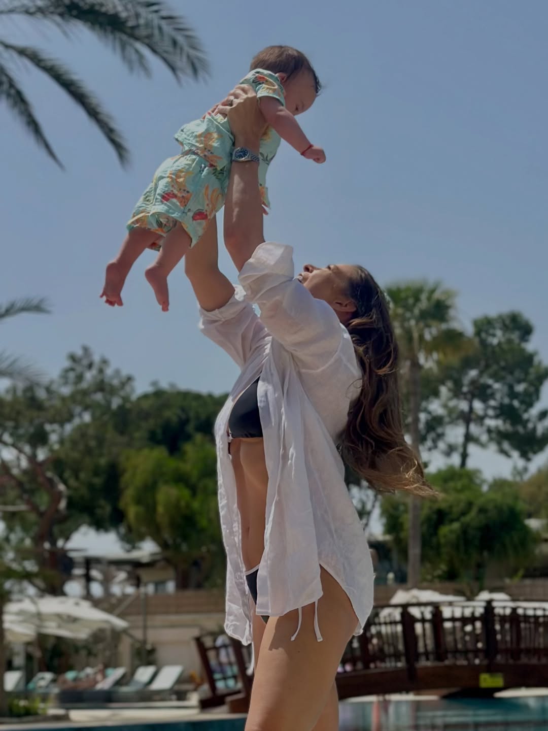 Imagini cu Roxana Nemeș și gemenii ei în vacanță, în Turcia. Cât costă sejurul la resortul de cinci stele din Antalya