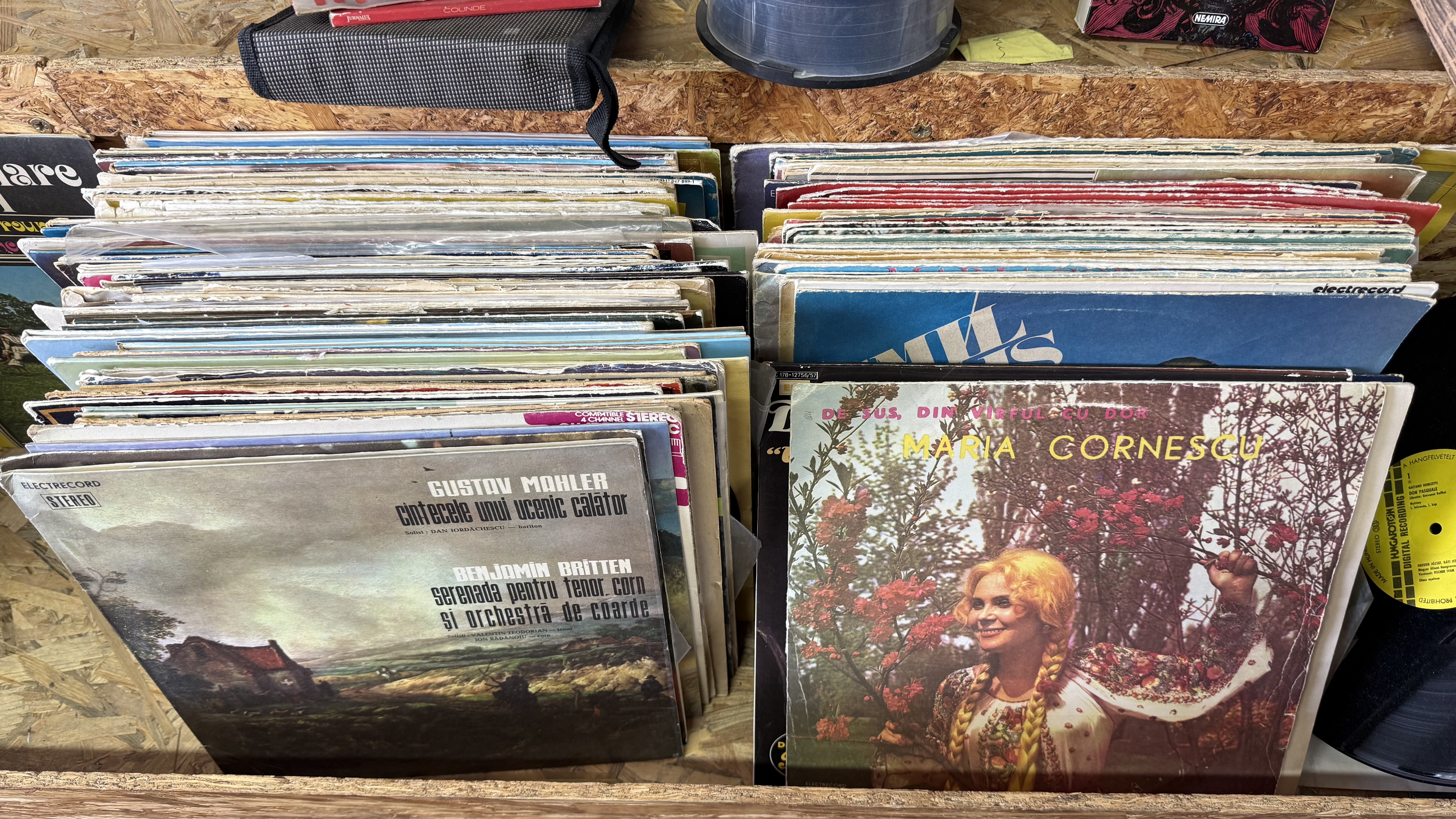 Cum ajung viniluri de zeci de ani să valoreze sute de lei în târgul de vechituri din București: „Uite, frate, ăsta e original Electrecord!”